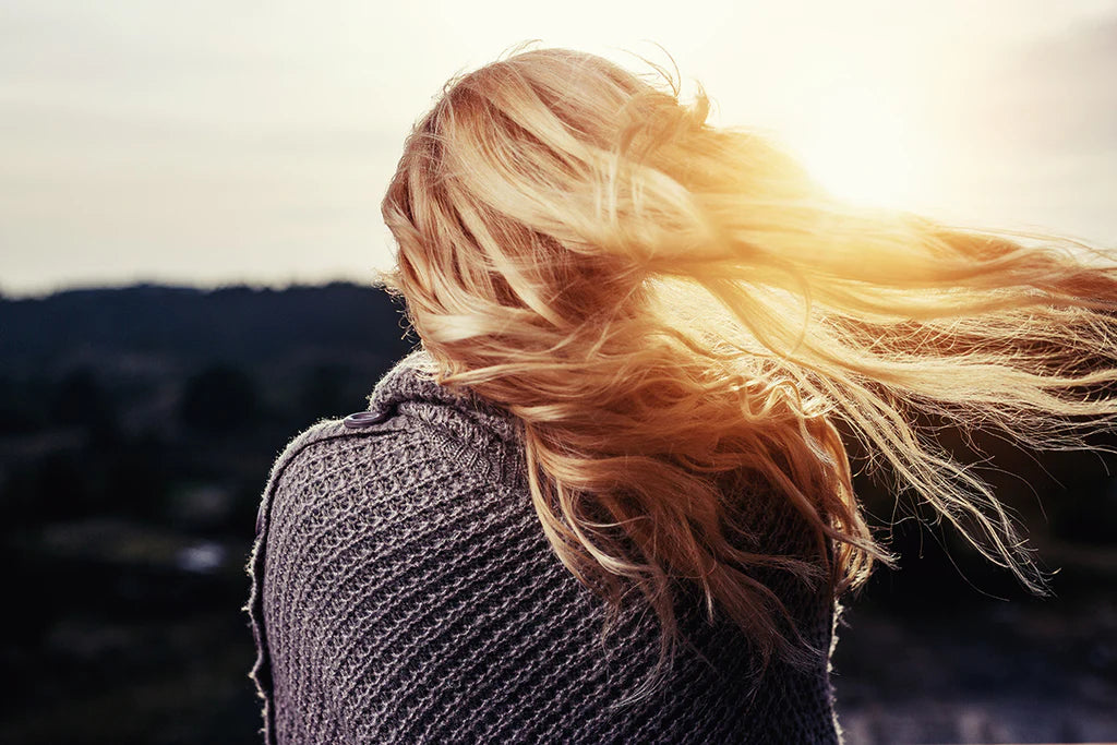 vrouw blond zon