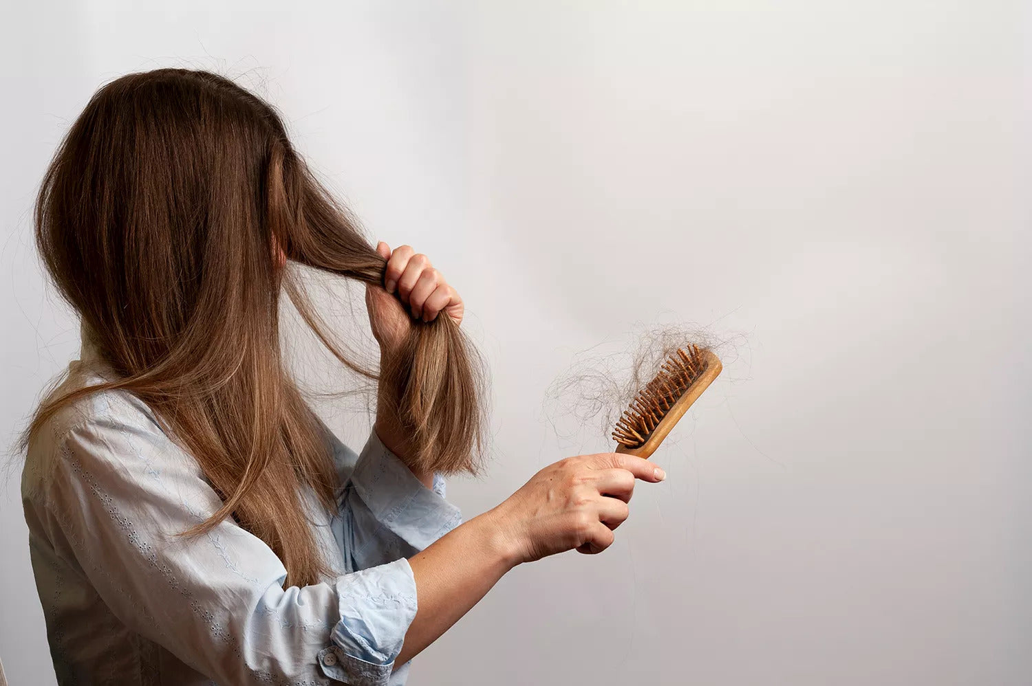 Beschadigd haar weer sterk